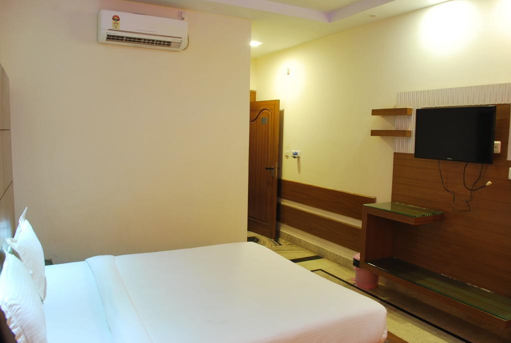Hotel Basera Brij Bhoomi Вриндавана Экстерьер фото